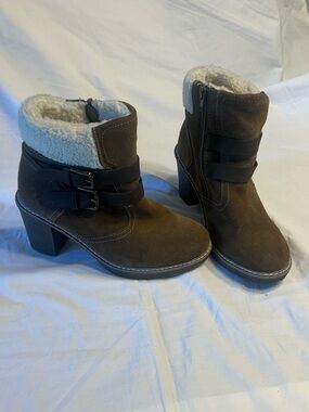White Mountain ankle boots. Size 7 1/2